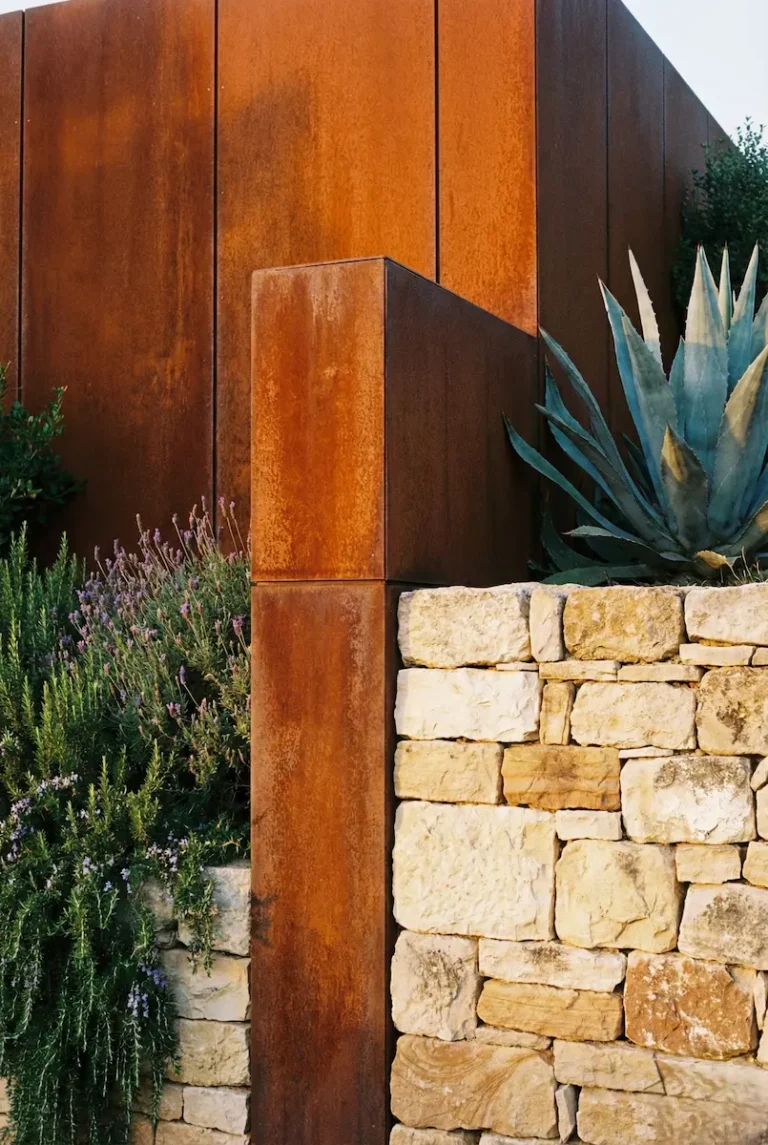 Acero Corten Integrado En Jardín Sostenible Tendencias En Paisajismo 2026 La Excelencia De Lo Natural