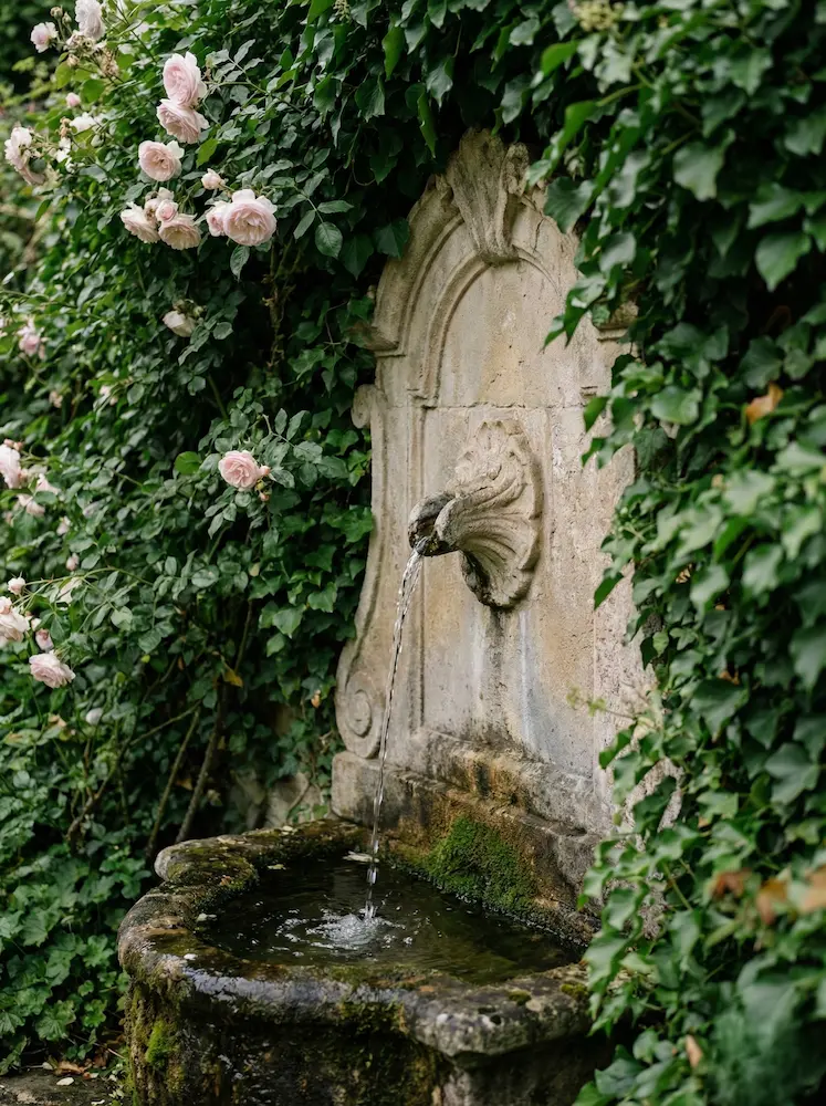 detalle de fuente con pila de pared bordeada por rosales | jardinesconestiloes Detalle De Fuente Con Pila De Pared Bordeada Por Rosales El Jardín Secreto Cómo Crear Un Jardín De Paz