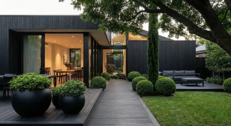 Jardín Formal En Parcela Chalet Con Fachada En Negro Paisajismo Contemporáneo Materiales Nobles Y Diseño En El Exterior