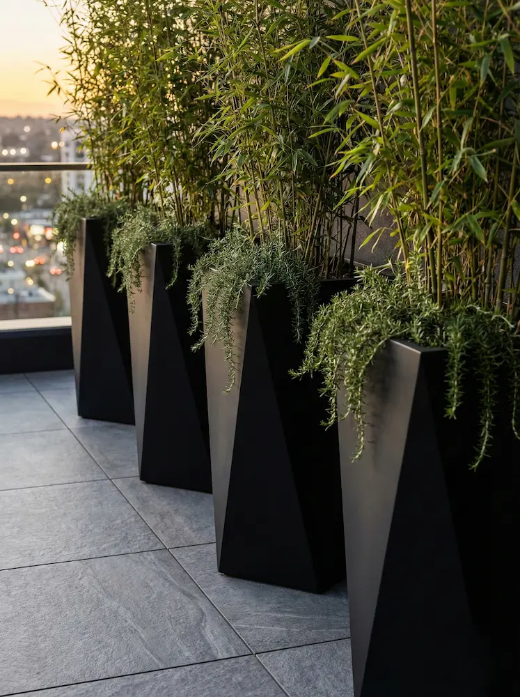 maceta cuadrada alta con bambú y colgante | jardinesconestiloes Maceta Cuadrada Alta Con Bambú Y Colgante El Ático Urbano Paisajismo De Altura Y Espectáculo Sobre El Skyline