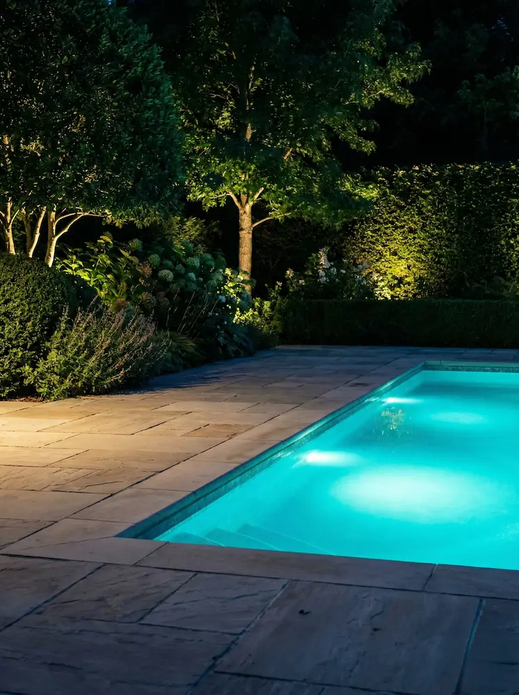 rincón detalle iluminado con plantas y piscina iluminada | jardinesconestiloes Rincón Detalle Iluminado Con Plantas Y Piscina Iluminada Noches De Fuego Y Agua El Arte De Iluminar Un Jardín Con Encanto
