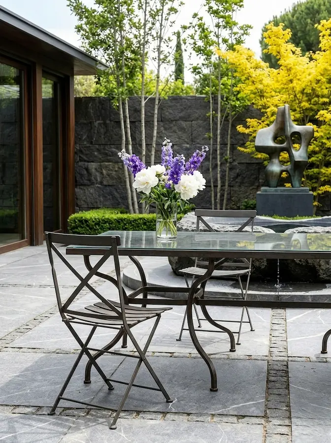 Conjunto Mesa Y Silla En Jardín Moderno Rincones Con Alma El Arte De Crear Refugios Personales En El Jardín