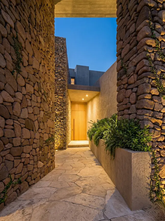 Entrada a Casa Mallorquina Piedra Seca Noche Luz Y Sombra El Arte De Vivir Tu Jardín En Cada Momento Del Día
