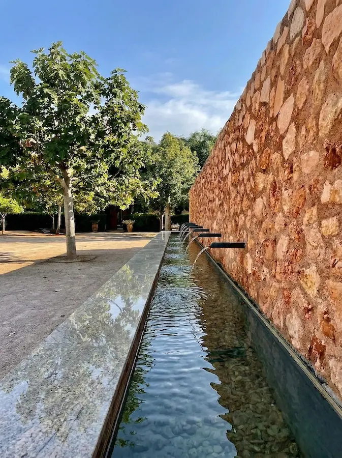 Fuente Con Caños Piedra Caliza En Jardín Mediterráneo La Piedra Caliza En El Paisajismo Balear Estructura Textura E Integración