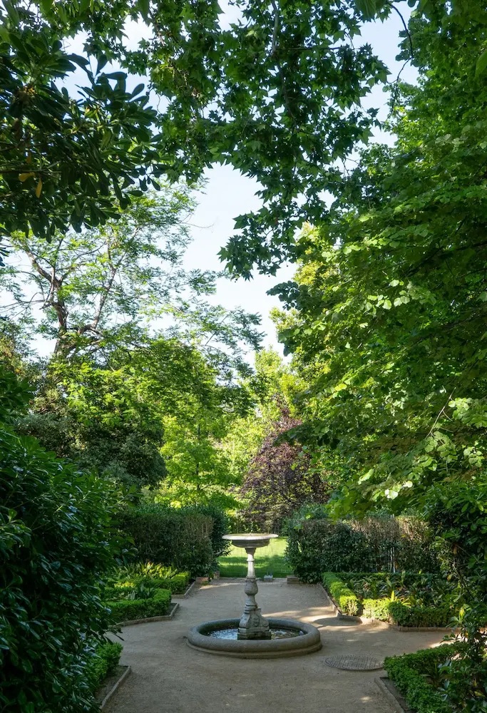 jardín consombra y fuente de piedra | jardinesconestiloes Jardín Consombra Y Fuente De Piedra Rincones De Sombra Con Encanto Diseño Integrado En La Naturaleza Madura