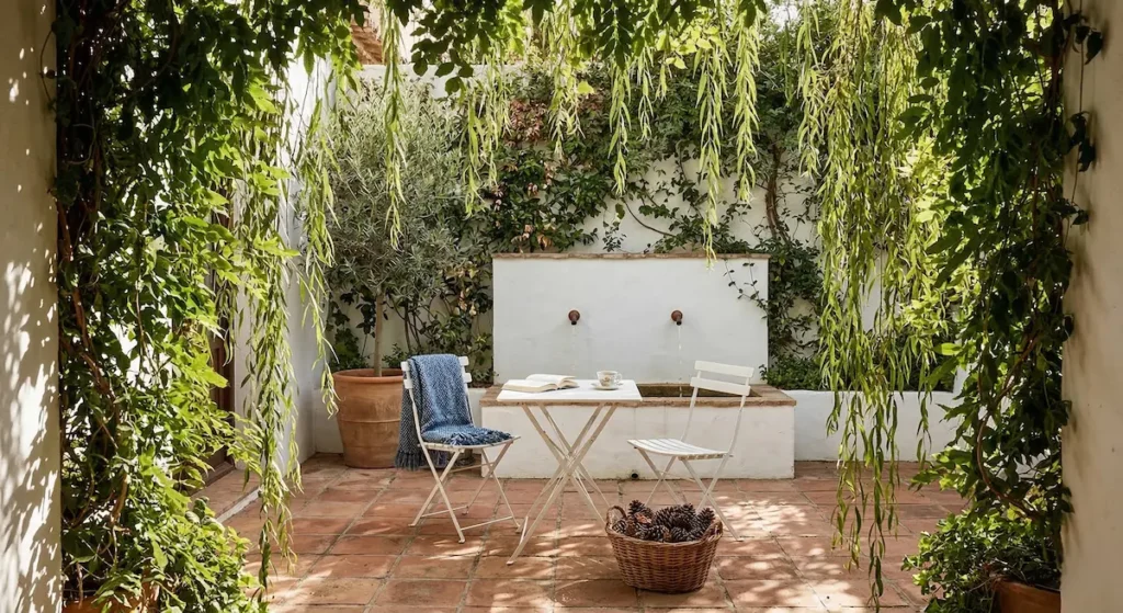 Mesa Y Silla En Patio Soleado Rincones Con Alma El Arte De Crear Refugios Personales En El Jardín