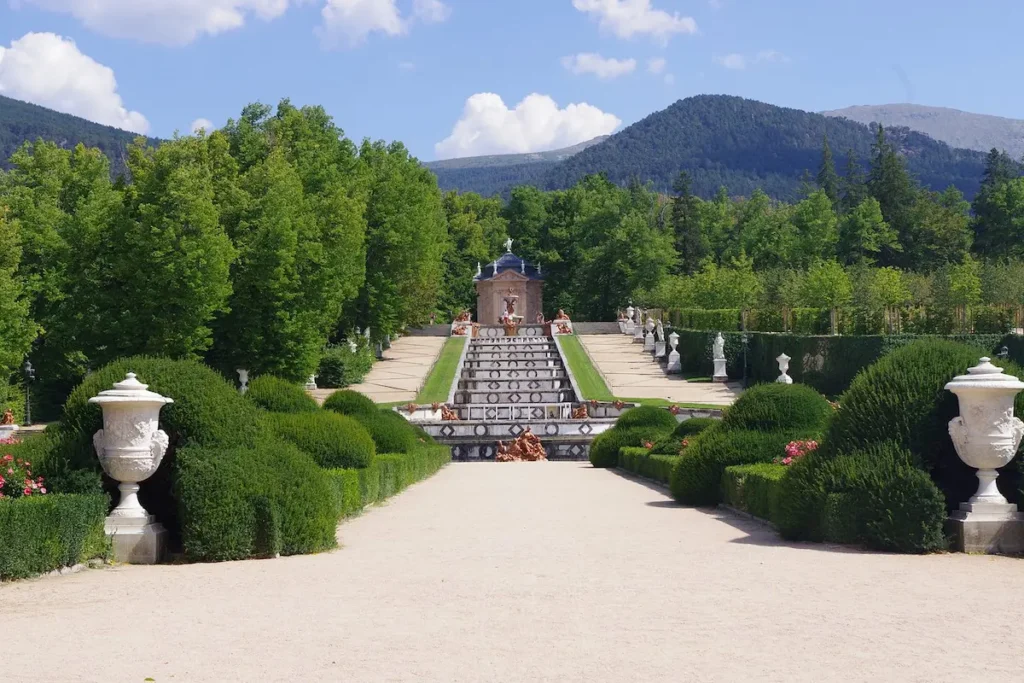 Avaenida De Palacio De Granja Rodeado De Montañas La Granja De San Ildefonso La Simetría Palaciega En La Sierra De Guadarrama