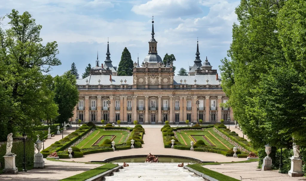 Fachada Palacio De La Granja La Granja De San Ildefonso La Simetría Palaciega En La Sierra De Guadarrama