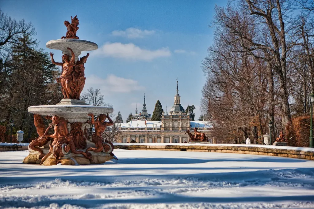 Fuente Con Nieve En La Granja La Granja De San Ildefonso La Simetría Palaciega En La Sierra De Guadarrama