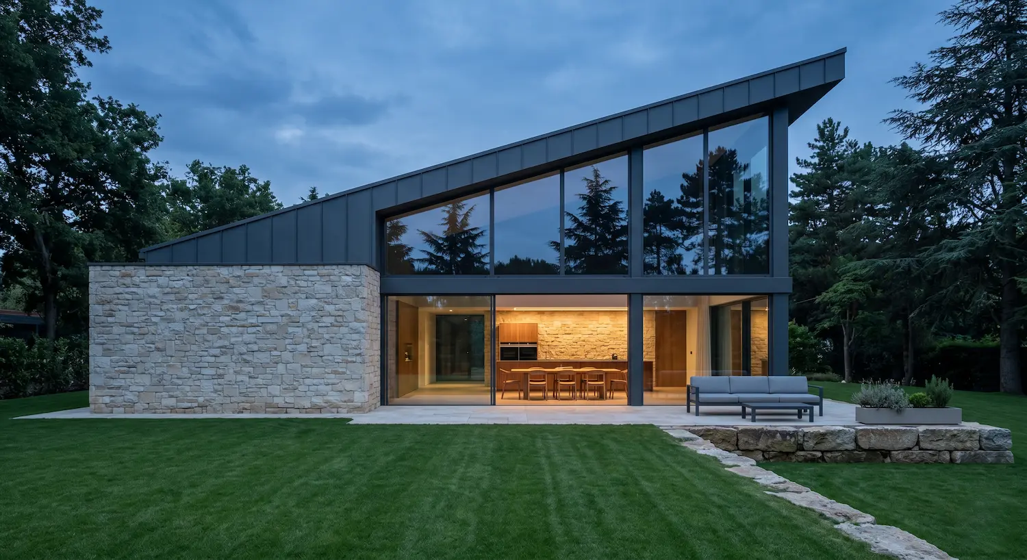 chalet moderno de piedra y cubierta a un agua con cristal nocturno | jardinesconestiloes Chalet Moderno De Piedra Y Cubierta a Un Agua Con Cristal Nocturno Paramentos De Mampostería Integración Paisajística Y El Comportamiento De La Luz