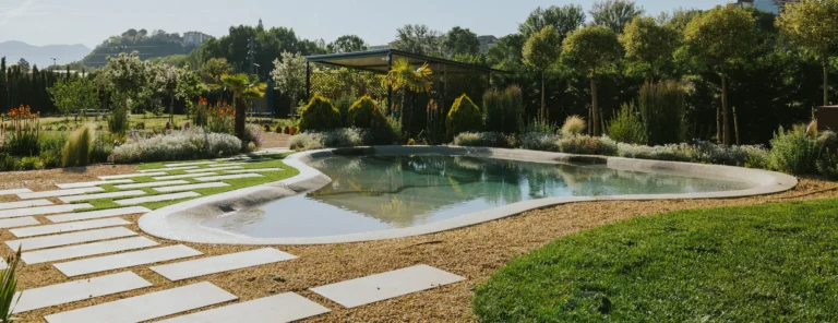 panorámica de jardín en Haro, con piscina de arena